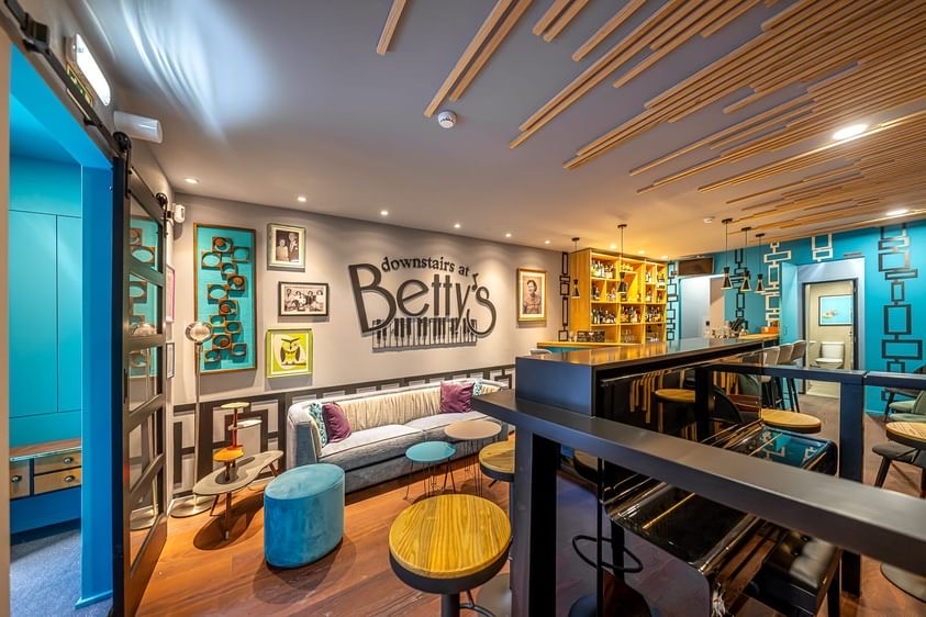 리스본의 사랑하는 피아노 바“Betty 's의 아래층”은 작별 인사를 말합니다
