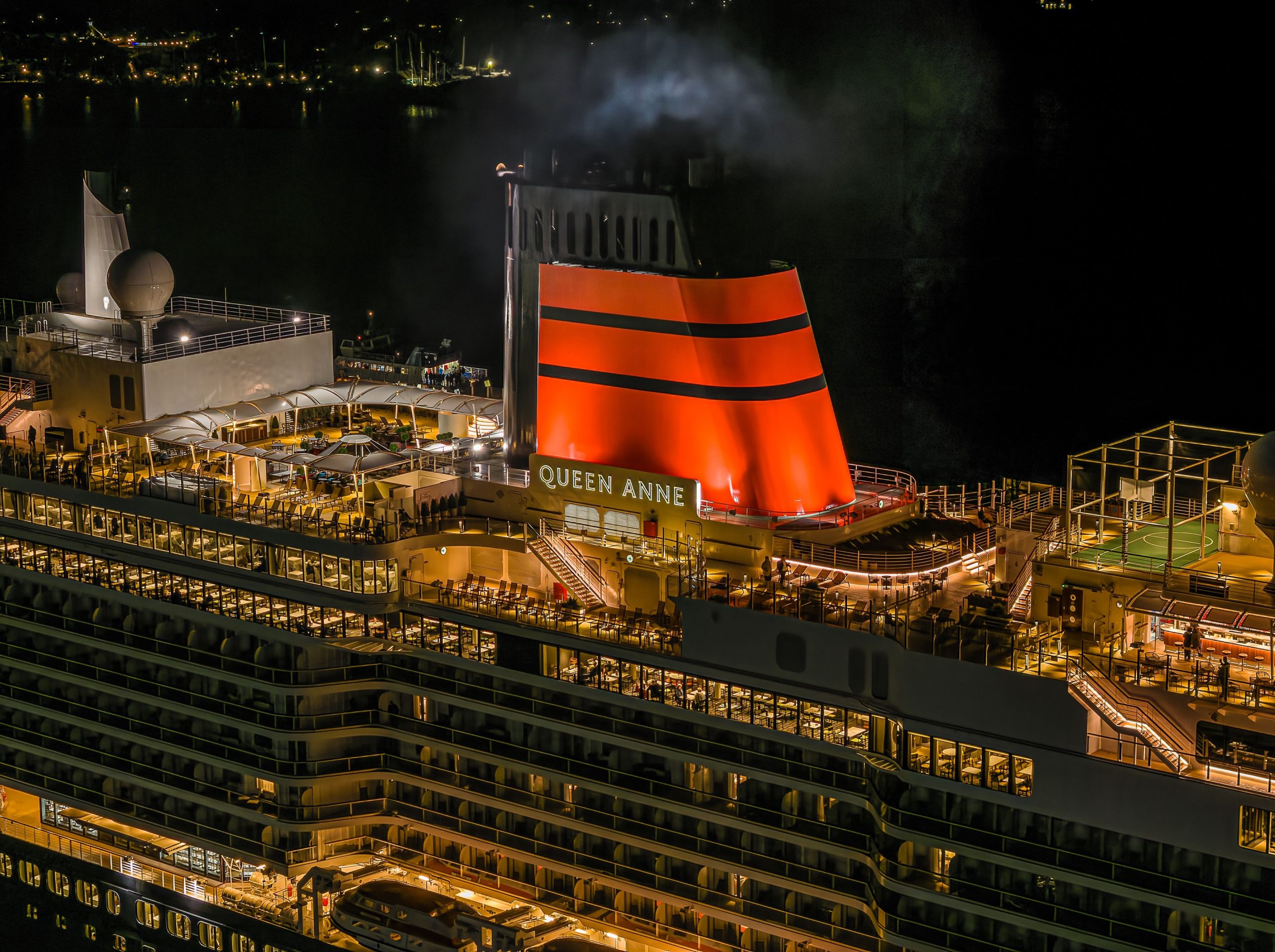 Cunard Queen Anne 손님은 해적 공격에 대한 실내에 머물겠다고 경고했습니다.