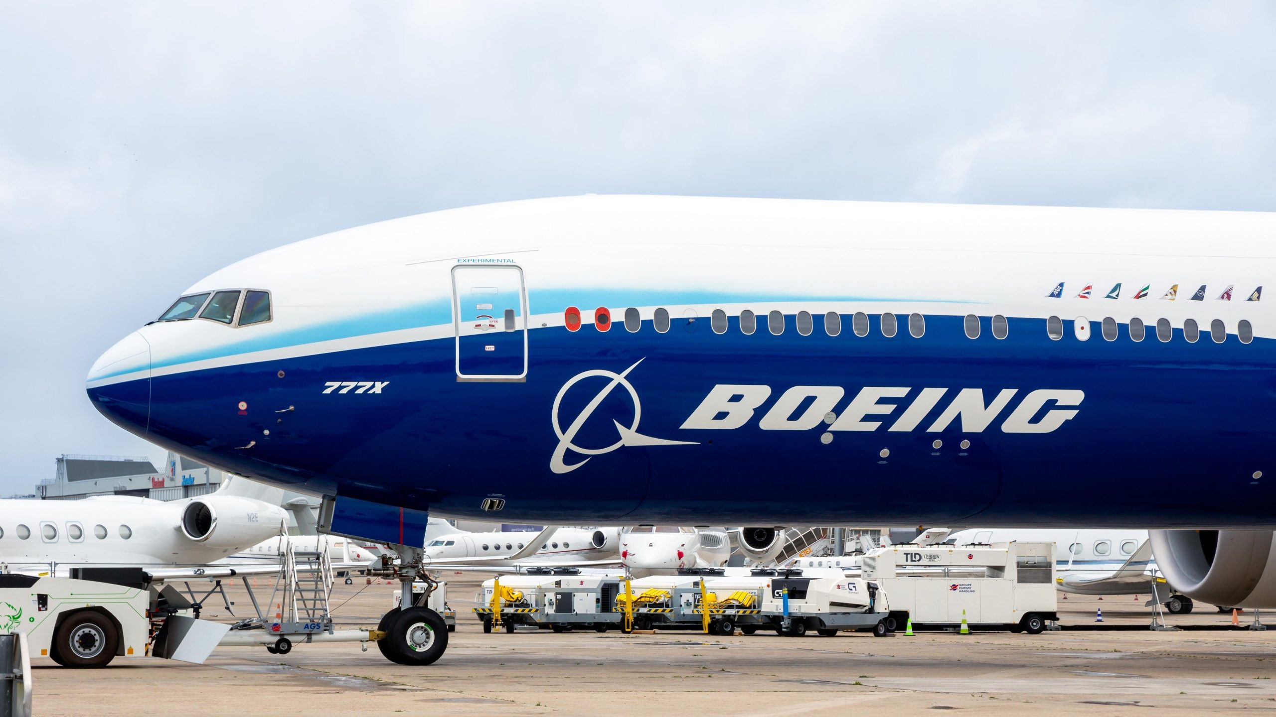 Boeing은 FAA 이륙 성능 테스트를 수행하기 위해 1st 777X 프로토 타입을 Victorville로 날아갑니다.