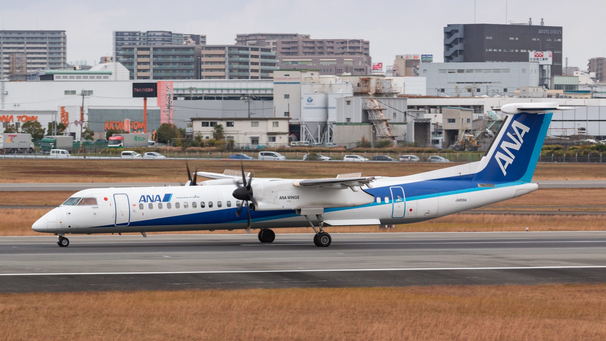 Wakkanai 공항에서 거의 미스 미스 : ANA Wings Dash 8 공항 차량과의 충돌을 피하십시오.