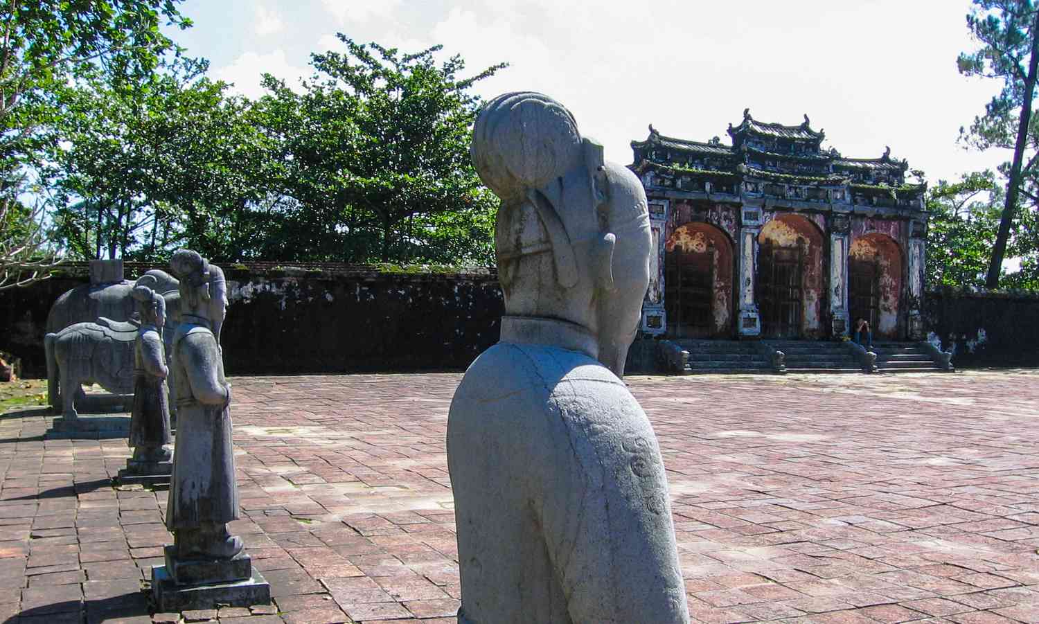 베트남의 Hue에서 Minh Mang 왕실 무덤을 통한 투어