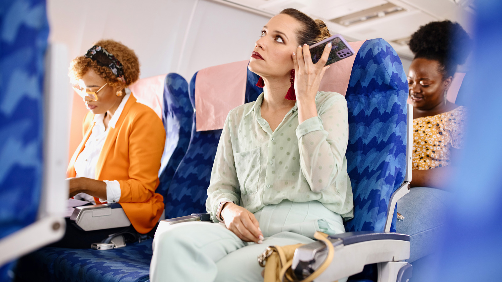 비행 중 중간 좌석이 비어 있는 경우 따라야 할 3가지 암묵적인 규칙