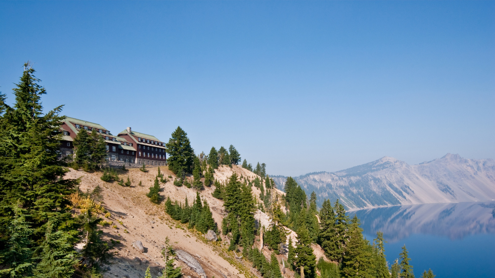 크레이터 레이크 국립공원(Crater Lake National Park)은 아름다운 자연 경관을 감상할 수 있는 아름다운 호텔을 자랑합니다.