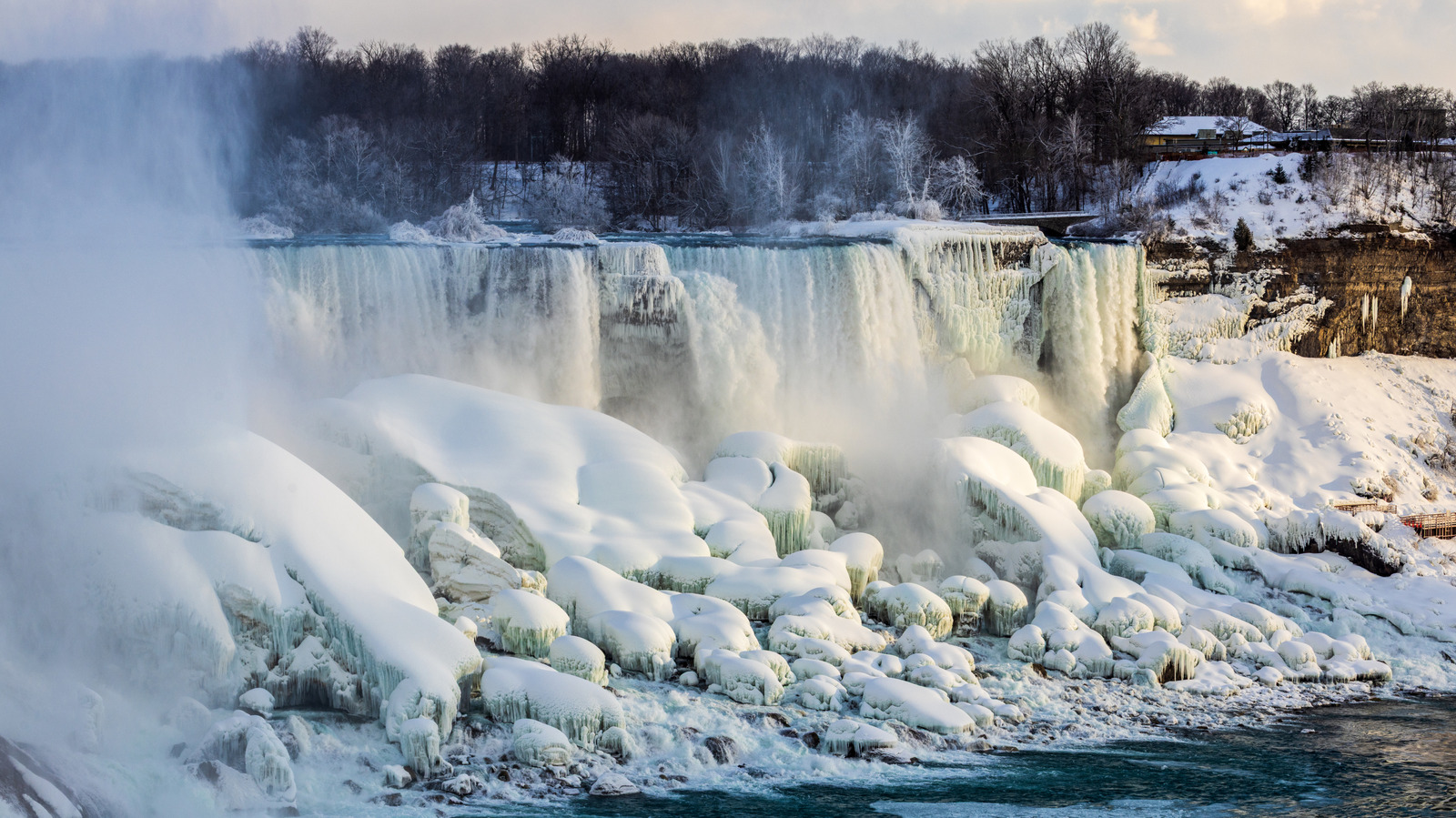 관광객들은 일년 내내 이 멋진 북미 명소를 방문하는 것을 좋아합니다.